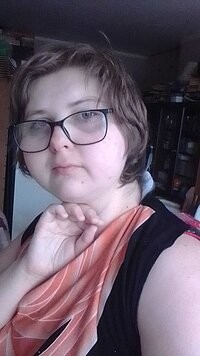 Всем привет. Давайте знакомится. Я - Лена и я блогер.